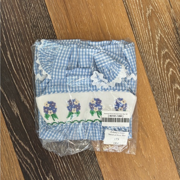 Stitchy Fish Hydrangea Honey Smocked Dress NEW - Picture 2 of 4